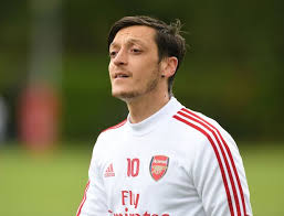 Mesut ozil confirms leaving arsenal for turkey's fenerbahce. Mesut Ozil Holds Talks Over 200 000 A Week Pay Cut Ahead Of Transfer Mirror Online