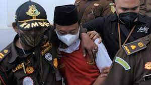 Tuntutan mati pada herry wirawan pemerkosa 12 santriwati di bandung itu sudah dipredisi jauh sebelumnya oleh pakar hukum. 4muby2difbx7 M
