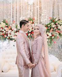Selain itu juga bisa menggunakan seragam kebaya baik tamu undangan maupun panitia pernikahannya. 25 Inspirasi Gaun Pengantin Muslimah Yang Modern Updated 2021 Bukareview
