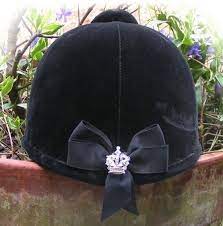Very Cute Idea Put A Crystal Pin On The Bow Of A Velvet Helmet Equestrian Outfits Equestrian Style Riding Hats