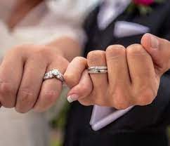 Engagement Ring Vs Wedding Ring What S The Difference Ideias Para Noivado Banda De Casamento Aneis De Noivado De Diamante