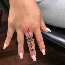 Những cô nàng yêu thích sự dịu dàng nhưng lại muốn có một chút gì đó nổi loạn, bạn có thể lựa chọn một trong những hình xăm đẹp nhất ở ngón tay để thể hiện cá tính của mình. Chiem NgÆ°á»¡ng 99 Gá»£i Y Hinh XÄƒm á»Ÿ Ngon Tay Vá»«a Cháº¥t Vá»«a Xinh