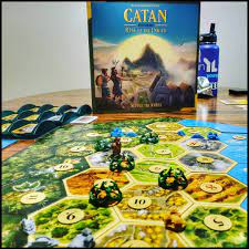 大人気ボードゲーム カタンの開拓者たち のおすすめ拡張版とスピンオフ作品を一挙に紹介します 航海者や都市と騎士といった定番から 宇宙カタンなど独立で遊べる面白い作品 レアでマニアックなスピンオフまで catan history andes