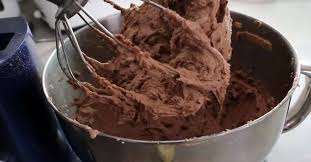 Voici Le Meilleur Glacage Au Chocolat Que Vous Aurez Realise Dans Votre Vie Desserts Food Cake Desserts