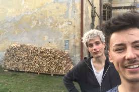 #herečka sandra pogodová, #politik matěj stropnický a jeho partner #herec daniel krejčík a bývalá #právnička a současná #cukrářka petra burianová. Kocka Samozivitelka Mateje Ze Zamku Vytaci Internet Stropnicky Zato Proziva Lasku Nebeskou Vip Skandaly A Aferky Krajske Listy Cz