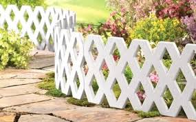 Garden border fencing for many occasions : 31 Diy Lattice Trellis Projects For Your Yard Diy Sensei Lattice Garden Lattice Fence Garden Fencing