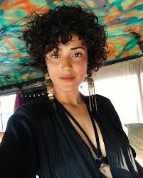 I hope you will be inspired about coupe cheveux frises courts femme. Epingle Sur Cabelos