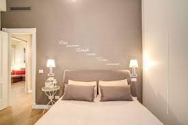 La parete dietro al letto matrimoniale è rivestita da mattonelle con disegno irregolare in bianco e blu, che sembrano evocare le onde del mare. 8 Colori Giusti Per La Parete Dietro Al Letto Homify