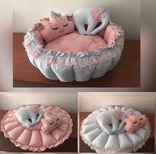 Seguimos Con Los Cursos Taller De Costura Aprende Hacer Camitas Para Bebes Con Patrones Pa Decoracao Quarto Bebe Feminino Almofadas Criativas Decoracao Bebe