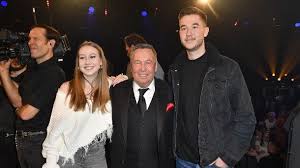 Tato informační stránka o michael neumayer zobrazuje poslední internetové články, ve kterých se výraz michael neumayer vyskytuje. Roland Kaiser Zeigt Sich Mit Seinen Kindern Kaiser Anja Schute Star Wars