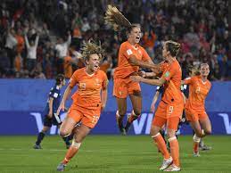 Het nederlands voetbalelftal is een team van mannelijke voetballers dat nederland vertegenwoordigt in internationale wedstrijden. Oranjeleeuwinnen Schrijven Geschiedenis Nederlands Elftal Naar Kwartfinales Wk Npo Radio 1