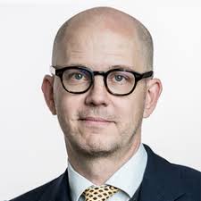 Rikspolischef dan eliasson försäkrade för riksdagens justitieutskott att säkerheten för polisens trots kritik ser rikspolischefen dan eliasson ingen annan möjlighet än att tillåta nazistiska nmr:s närvaro. Ndjqj9nw3vtycm