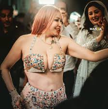 Fans belly dancer bosy