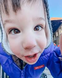 Christmas in Prague did not disappoint! 🇨🇿 Highlights from Prague: •  Buying gifts for each other in the Christmas market 🎄 • opening gifts