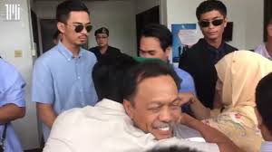 Shafie joined in the religious gathering at liew's private residence out of respect for liew. Yusof Apdal Hugged And Kissed By Shafie S Wife And Son After Released Youtube