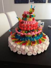 Gateau De Bonbons A 4 Etages Gateau Bonbon Gateau Anniversaire Gateau