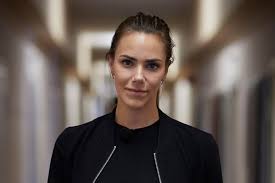 Sedlaczek, die tochter von schauspieler sven martinek (54), soll im vierten monat ihrer schwangerschaft sein und zusammen. Esther Sedlaczek Gala De