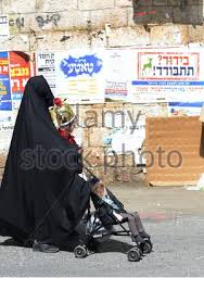 L'appartement dans lequel vivaient 8 enfants, découvert lors de l'arrestation de femmes appartenant à une secte juive de type taliban à jérusalem pour kidnapping et négligence d'enfant, le. Une Femme Juive Ultra Orthodoxe Qui Appartient A Une Secte Extreme Surnommee Les Talibans Juifs Marche Avec Son Visage Et Son Corps Completement Couverts Photo Stock Alamy