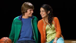 I grew up homeschooled in oceanside, california with two parents, five sisters (i'm the second youngest) and plenty of pets. High School Musical Serie Diese Schauspieler Sind Dabei