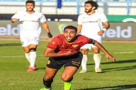 يبذل مسؤولو الأهلى محاولات مكثفة مع اتحاد الكرة لإنهاء أزمة البطاقة الدولية الخاصة بأحمد ياسر ريان، بعد إعارته لنادى ألتاى سبور التركى. Ø£Ø­Ù…Ø¯ Ø±ÙŠØ§Ù† ÙŠØ²Ø§Ø­Ù… Ø¨Ù†Ø´Ø±Ù‚ÙŠ Ø¹Ù„Ù‰ ØµØ¯Ø§Ø±Ø© Ø§Ù„Ù‡Ø¯Ø§ÙÙŠÙ† ÙŠÙ„Ø§ÙƒÙˆØ±Ø©