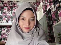 Gambar animasi anak perempuan berkerudung naik sepeda. Kisah Hijrah Penyanyi Dangdut Yang Dulu Suka Goyang Cantik Kini Berhijab