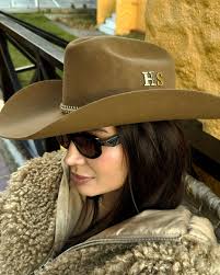 aquí les dejo mi skincare que no es perfecto ni digno de revista…pero me  funciona, y eso es lo que vale 🙌. El match perfecto, Un par de básicos +  mi makeup