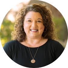 Elizabeth Moy's Instagram, Twitter & Facebook