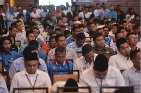 Twenty straight as spm student nik nur madihah nik mohd kamal said she would pray for a week to get allah's guidance on which of the many course offers to accept. Utusanmalaysia Nik Nur Madihah Tidak Hilang Terima Ijazah Uiam Hari Ini Utusanonline
