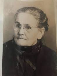 This is my Great grandmother Viola Ratliff n in the other photo is Viola,  my great grandfather Luscious Ratliff n my uncle Emerson Ratliff. My  grandfather was Johnny Ratliff, my father was