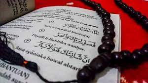 Kolam dan sungai ini terbuat dari batu permata yang indah dan cantik. Surat Al Kautsar Lengkap Arab Latin Dan Artinya Tribun Jateng