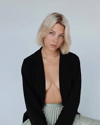 Profitant de la maison familiale en l'absence de ses parents, nicole passe paisiblement l'été de ses 22 ans en compagnie de sa meilleure. Terkini Catherine St Laurent