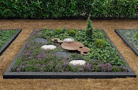 Das Band Der Erinnerung Ist Eine Kombination Aus Edelrost Kreisen Und Der Blume Des Lebens Diese Gedenktafel Lieg Bepflanzung Grabgestaltung Urnengrabsteine