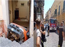 La decisione del plenum del csm dopo l'indagine per i comportamenti particolari di polcari. Furgone Inghiottito Da Voragine Choc Per Due Foto