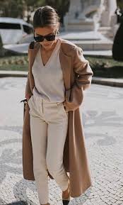 Fruhjahr Sommer 2019 Mode Trends Die Man Jetzt Schon Kaufen Und Lange Geniessen Sollte Neutral Outfit Fashion Beige Outfit