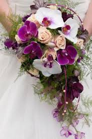 Ein stilvolles blumenherz in weiß und lila. Brautstrausse Mit Orchideen