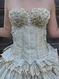 This Dress Is Made Completely Out Of A Book Thesaurus Actually Awesome Ropa Con Material Reciclado Vestido Con Material Reciclado Traje De Reciclaje