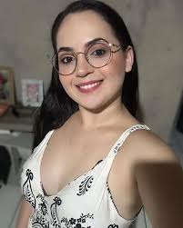 Per Threads, solo un testo fa del suo meglio. Specialmente con le emoji  dentro. Per IG, uso Canva. Inizio con i modelli e cambio colori, caratteri,  ecc per abbinare a quello che