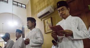 Ustaz adi hidayat, lc., m.a. Rayakan Natal Menggunakan Peci Dan Baju Koko