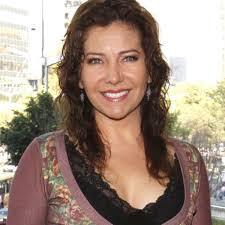 Propone Mara Escalante a fans pasar año nuevo con ella