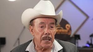 Don Pedro Rivera estalla contra sus nietos por no dejarlo hablar en  homenaje a Jenni Rivera