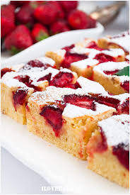 Masło ucieramy z cukrem na puszystą masę, następnie dodajemy żółtka i cukier waniliowy ciągle ucierając. Budyniowe Ciasto Z Truskawkami I Love Bake