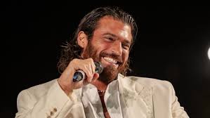 Can Yaman a Palermo: “Mi voglio rovinare con la commedia”