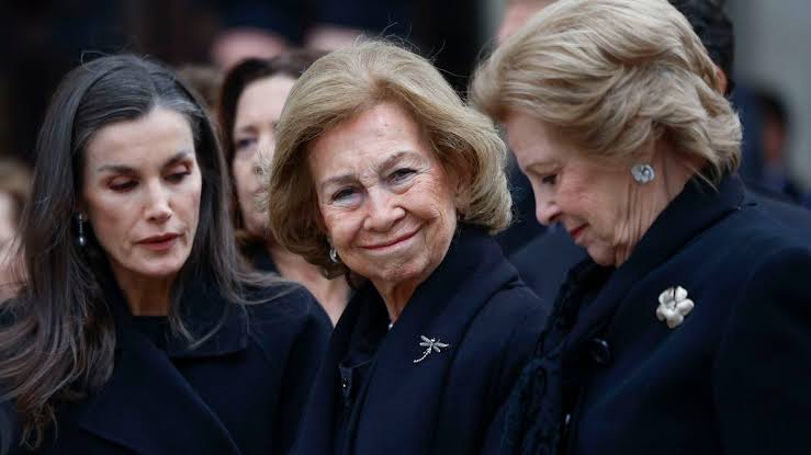 La reina Sofía y el final del verano: con las infantas Elena y Cristina, en  Grecia para el 80 cumpleaños de la reina Ana María
