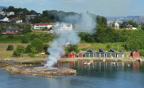 I mange år har det vore ein tradisjon at mange har samla seg på. Slinningsbalet Wikipedia
