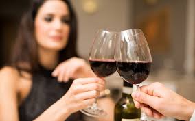 Le forme disponibili sono numerose e, a. Come Tenere Un Bicchiere Di Vino Cantine Di Dolianova