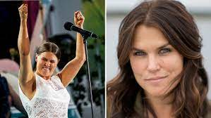 Hundraåringen som klev ut genom fönstret och försvann. Mia Skaringers Pengarullning Efter Succen Gor Miljonvinst