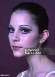 266 photos et images haute résolution de Leslie Close