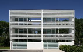The Pool Houses A Jesolo Offre Case Lussuose Per Vacanza Edificio Facciata Architettura Moderna Architettura Contemporanea
