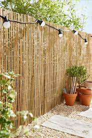 le compromis entre le cote deco et l intimite dans un jardin le bambou aussi esthetique que prat deco jardin palettes deco terrasse exterieure bambou balcon