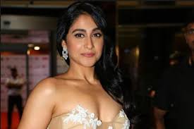Thatstamil is a live tamil news portal offering online tamil news, movie news in tamil , sports news in tamil, business news in tamil & all tamil newspaper updates, kollywood cinema news in. Regina Cassandra Trolls Fans With Nude Photo Tamil News Indiaglitz Com